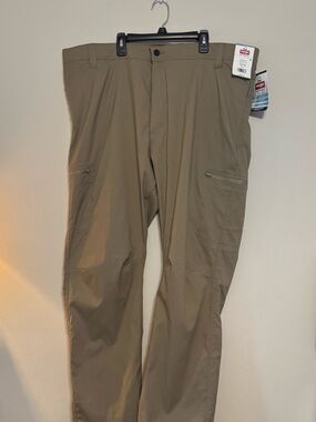 NWT Wrangler Men’s Khaki Cargo Pants with Zippered Pockets Sz 42 X 30